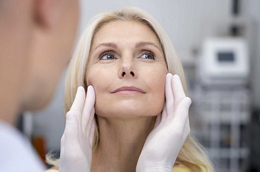 close_up_doctor_checking_smiley_woman