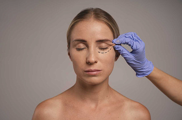 woman_preparing_cosmetic_surgery