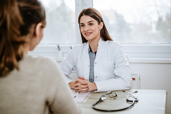 /upload/resize_cache/iblock/c3f/7i3zykxl2xsje5rv7moikivgigdvv5h8/660_440_1/beautiful_female_doctor_white_medical_coat_is_consulting_her_patient.jpg
