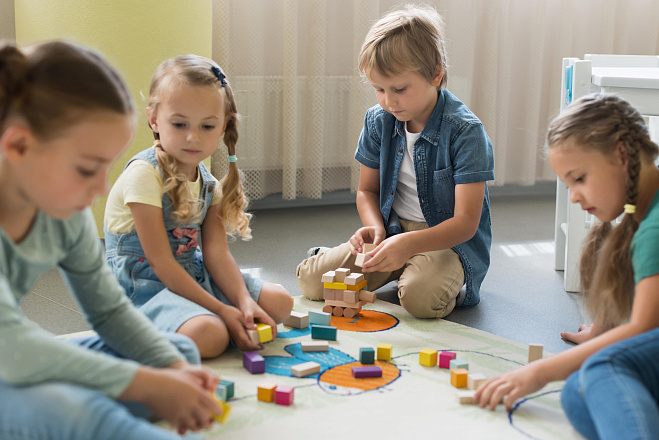 /upload/resize_cache/iblock/edd/sle4lcaja2t3fby6k9hi7hye4cend4xt/660_440_1/front_view_children_playing_together_kindergarten-_1_.jpg